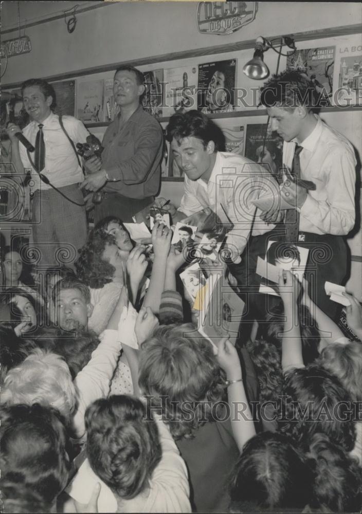 1959 Press Photo Hundreds of fans assail B.B&#39;s husband - Historic Images