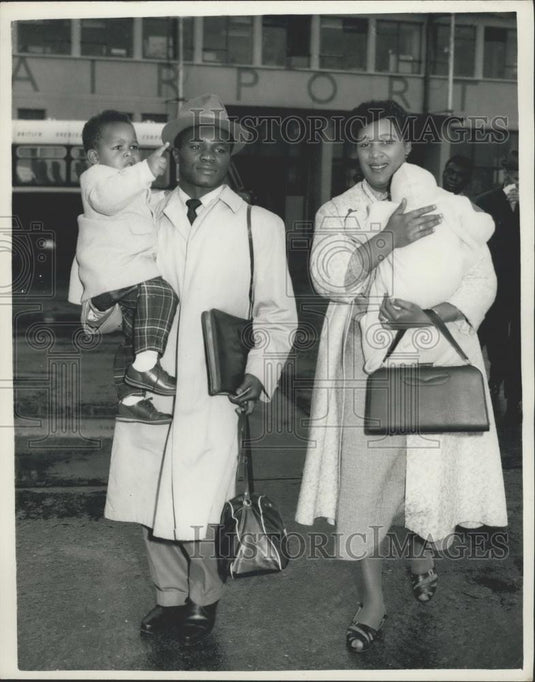 1958 Press Photo Hogan Kid" Bassey leaves by Air for New York" - Historic Images