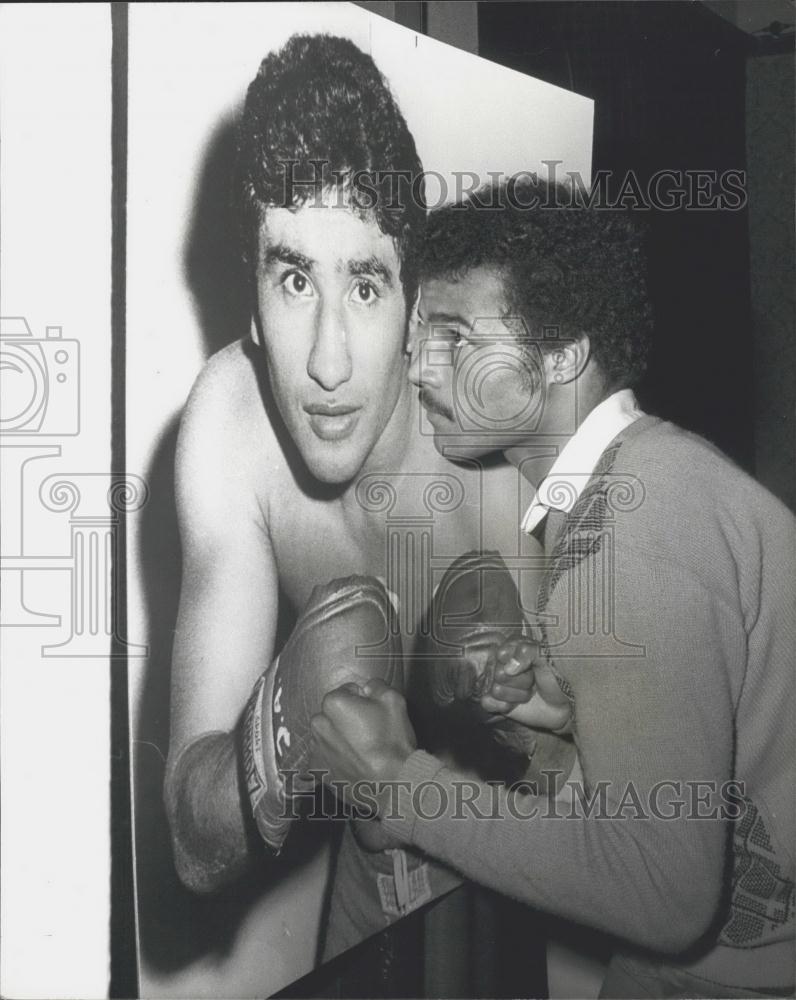 1974 Press Photo John Conteh Shapes Up To A Large Portrait Of Jorge Ahumada - Historic Images