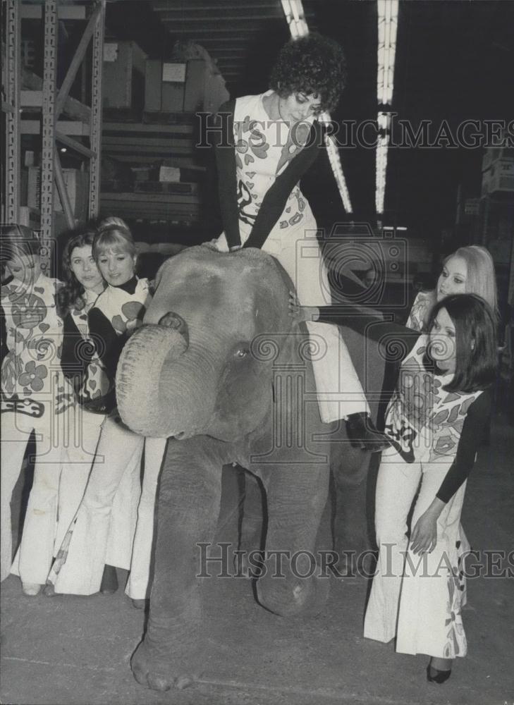 1968 Press Photo Tanya the elephant with girls of the Olympia show - Historic Images