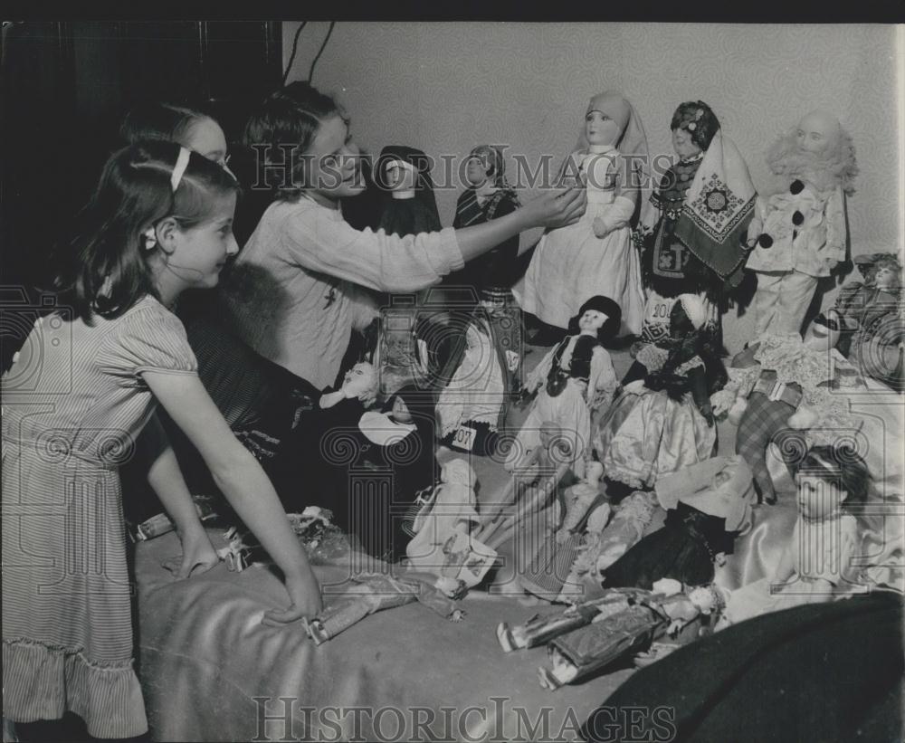 Press Photo Mrs. De Clifford Helen Aldington Jacqueline Nicholls Doll Collection - Historic Images