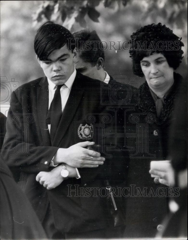 1966 Press Photo Mrs Fox &amp; Son At Funeral Of Police Constable Geoffrey Fox - Historic Images