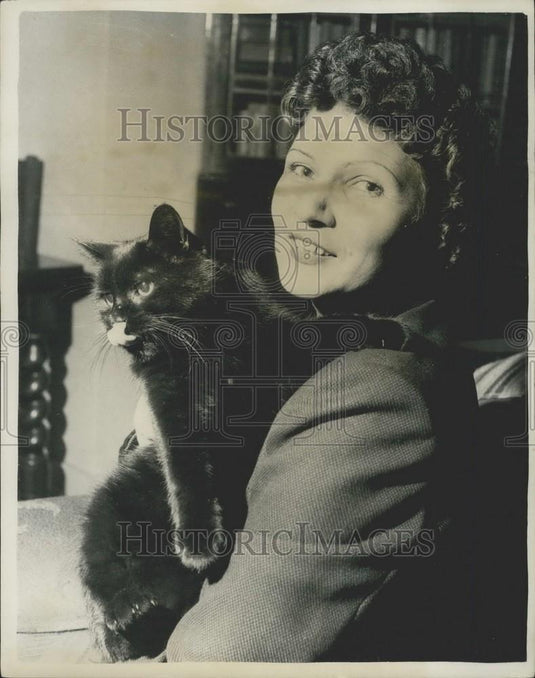Press Photo Stewardess Juanita Rolandi, British South American Airways - Historic Images