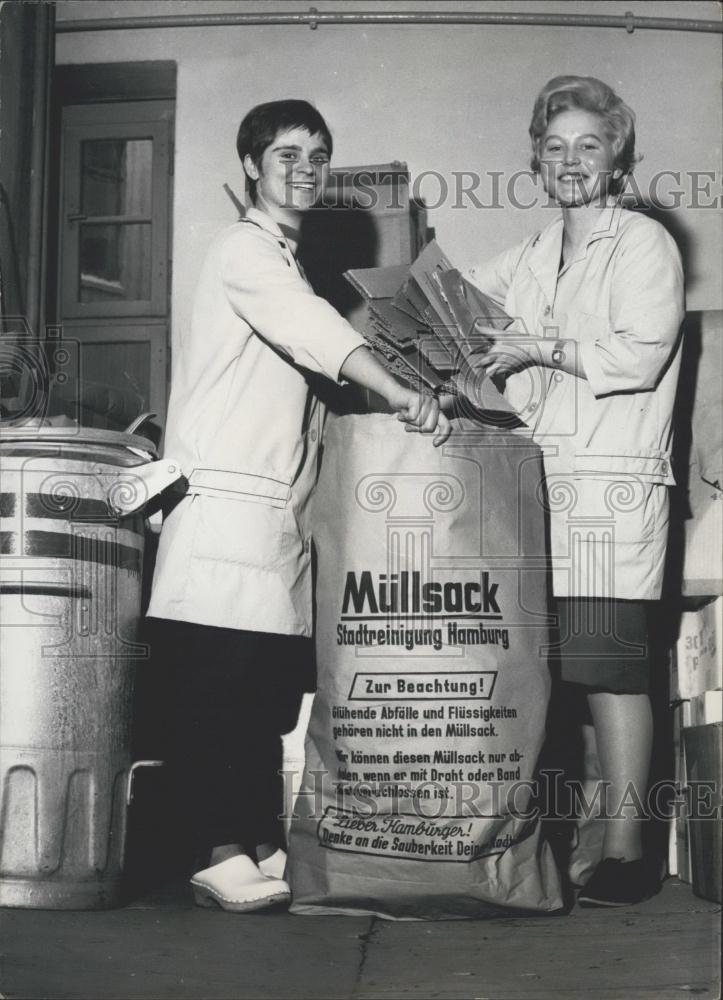 1963 Press Photo Big paperbags for refuse - Historic Images