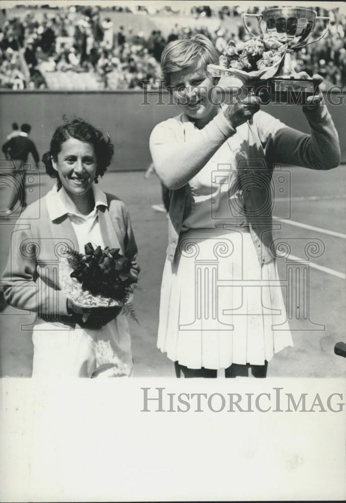 1959 Press Photo Christine Truman &amp; sister Nell at Intl Tennis Championship - Historic Images