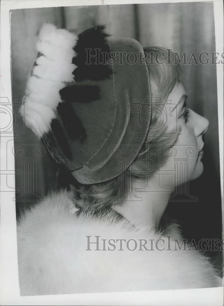 1958 Press Photo Helen Curtis, Hat Style, Richard Business Collection, London - Historic Images