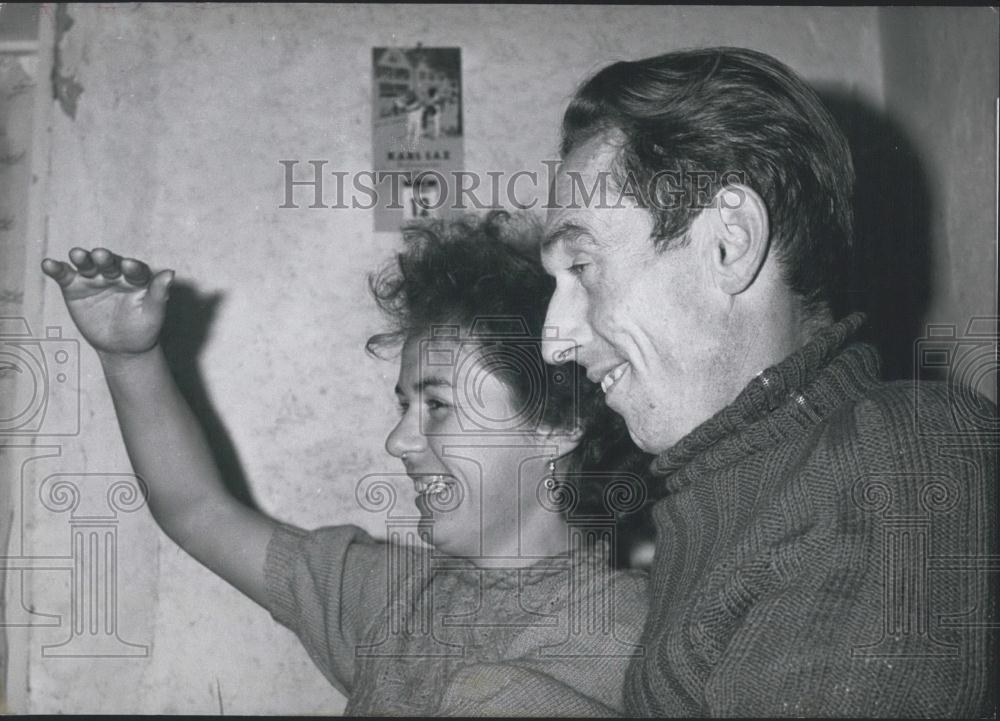 1959 Press Photo parents elated as Nurse Gabriele Schmidt is sentenced to jail - Historic Images