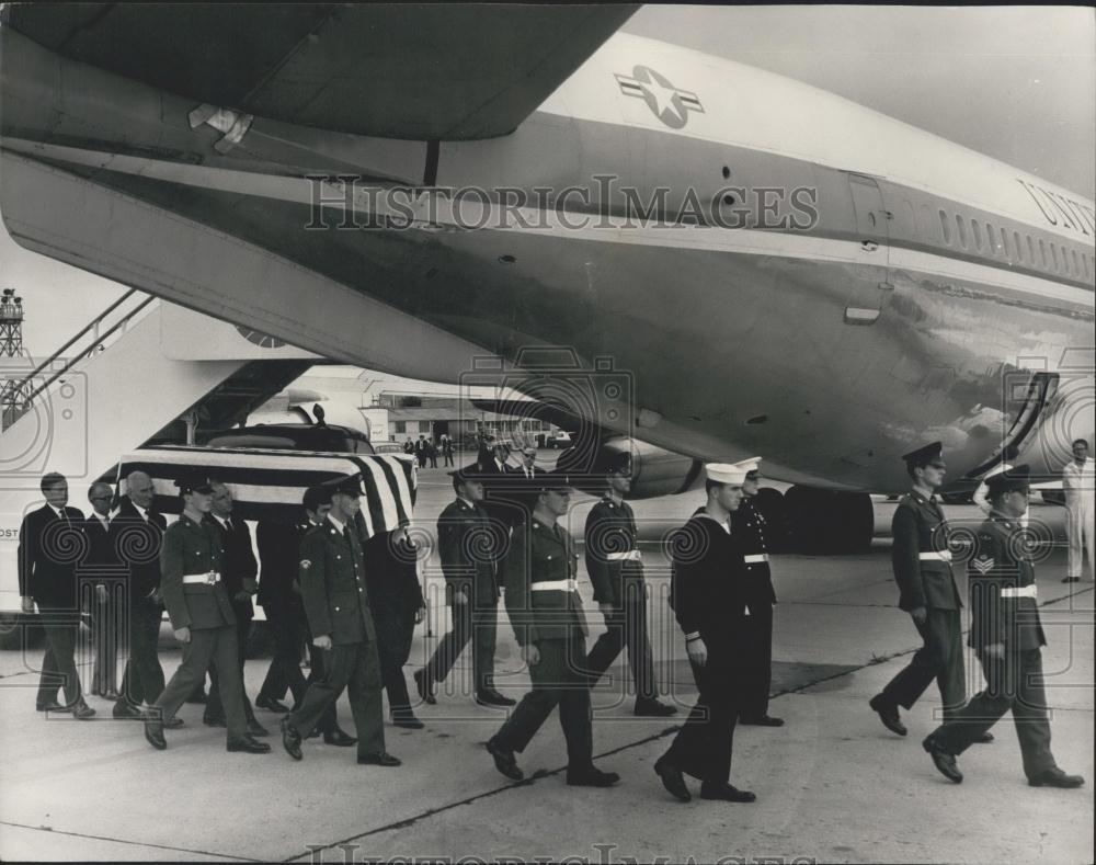 1965 Press Photo Body Of Adlai Stevenson Returned To The US - Historic Images