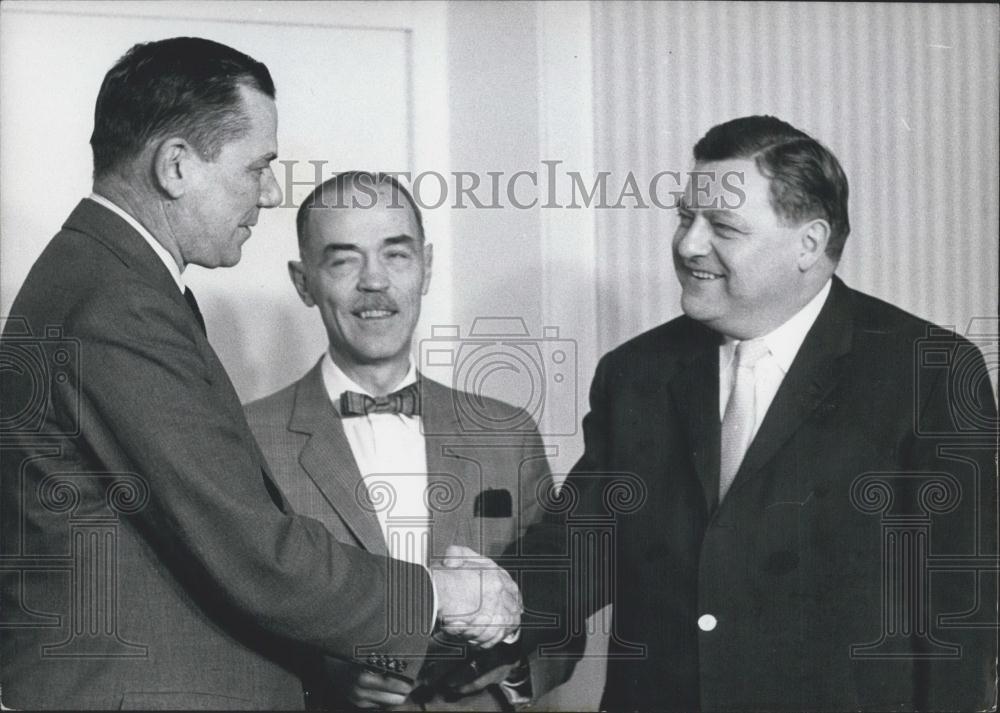 1960 Press Photo US Minister of Defense Speaks With Franz Strauss - Historic Images