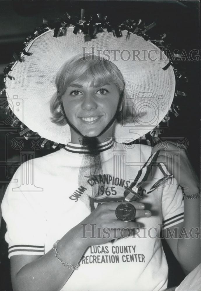 1965 Press Photo Christine Caron Medal Winner USA Swimming Championship Orly - Historic Images