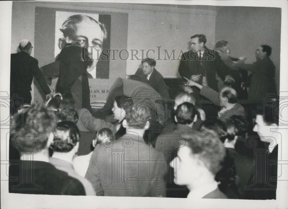 1958 Press Photo Henry Brooke, Minister of Housing, flees to back room at meetin - Historic Images