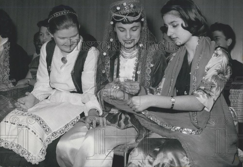 1958 Press Photo 34 Members of New York Herald Tribune Forum in National Costume - Historic Images