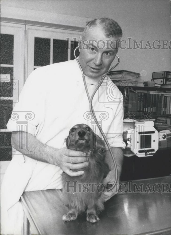 1967 Press Photo Veterinarian,Dr Carsten Nomnensen - Historic Images