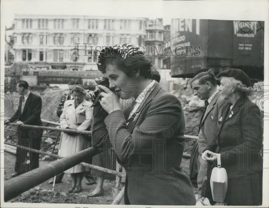 1964 Press Photo Meryl MacIntosh, London Schoolteacher, Roman Ruins, Tourist - Historic Images