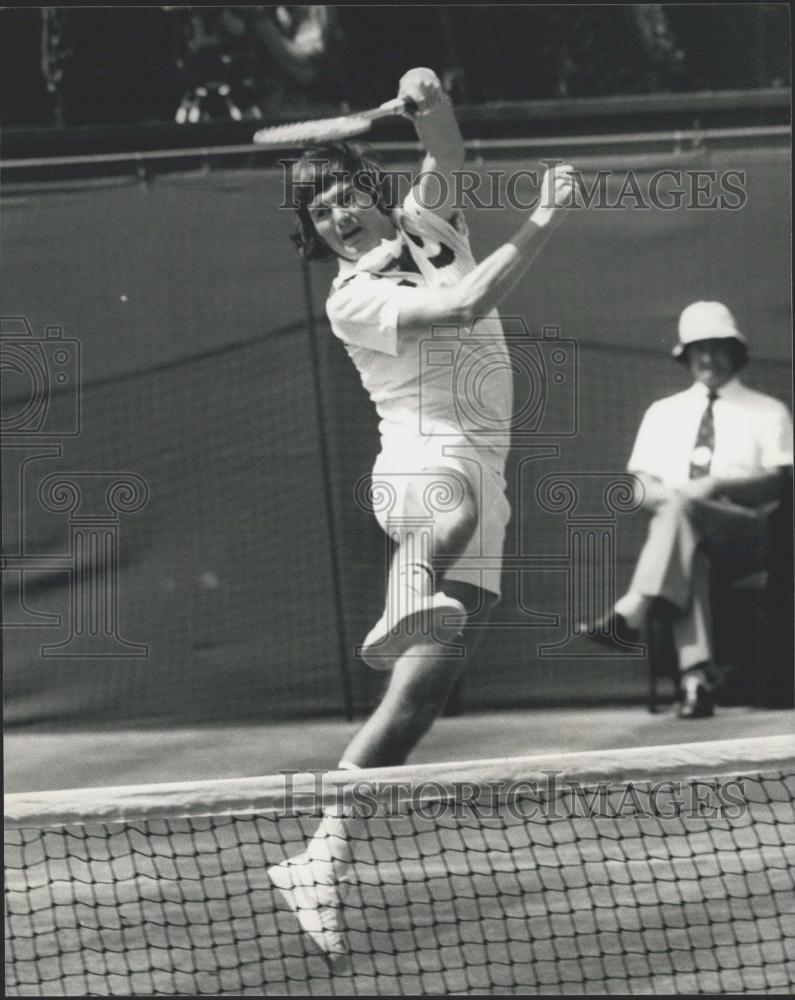 1976 Press Photo Roscoe Tanner knocks out Jimmy Connors At Wimbledon - Historic Images