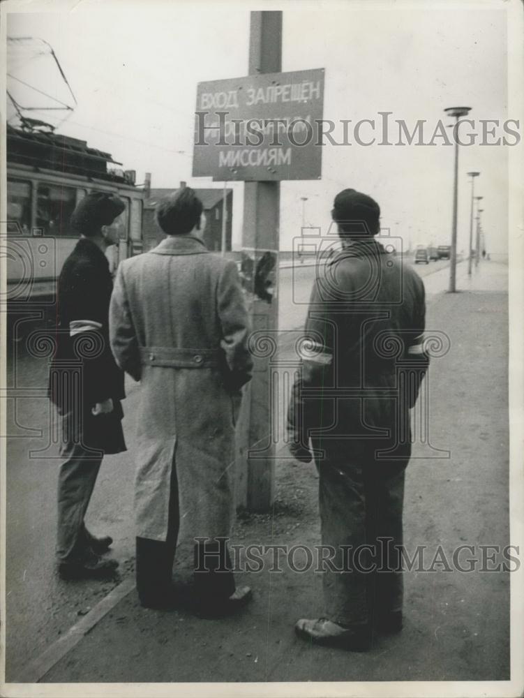 Press Photo Sign "No admittance for foreign missions". in Bonn - Historic Images