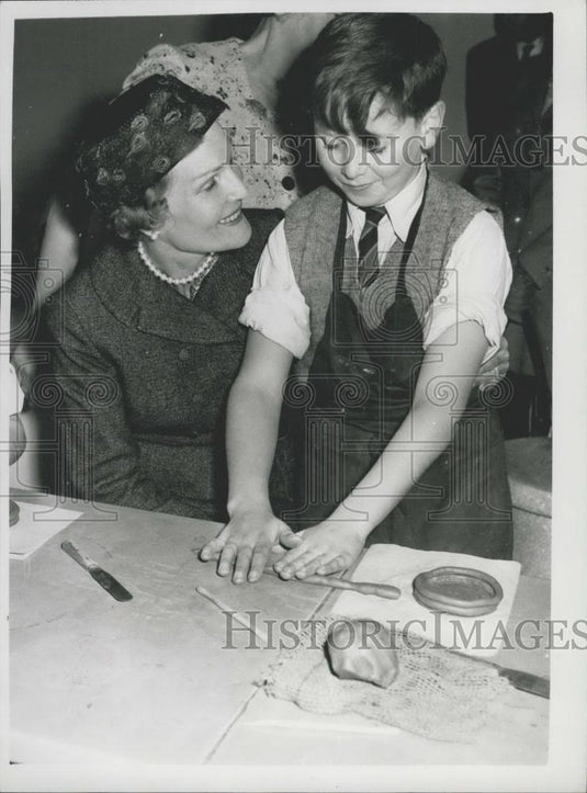 1958 Press Photo Mrs Nixon, Elliott Shool, Putney - Historic Images