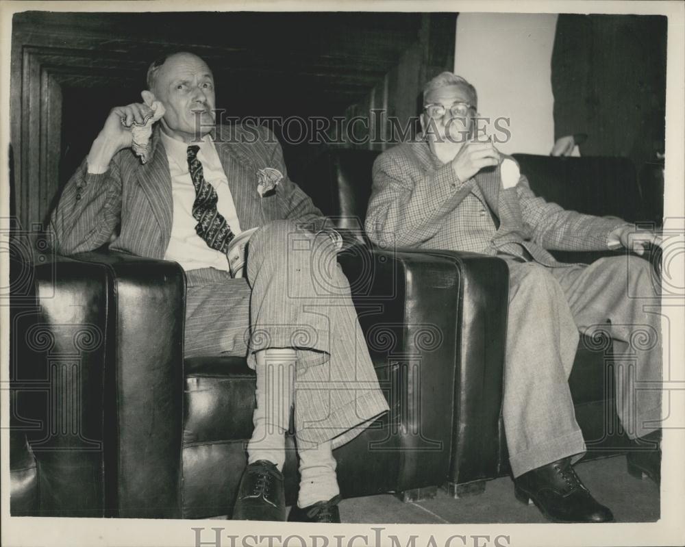 1953 Press Photo Seven Former POWs Arrive Home From Korea - Historic Images