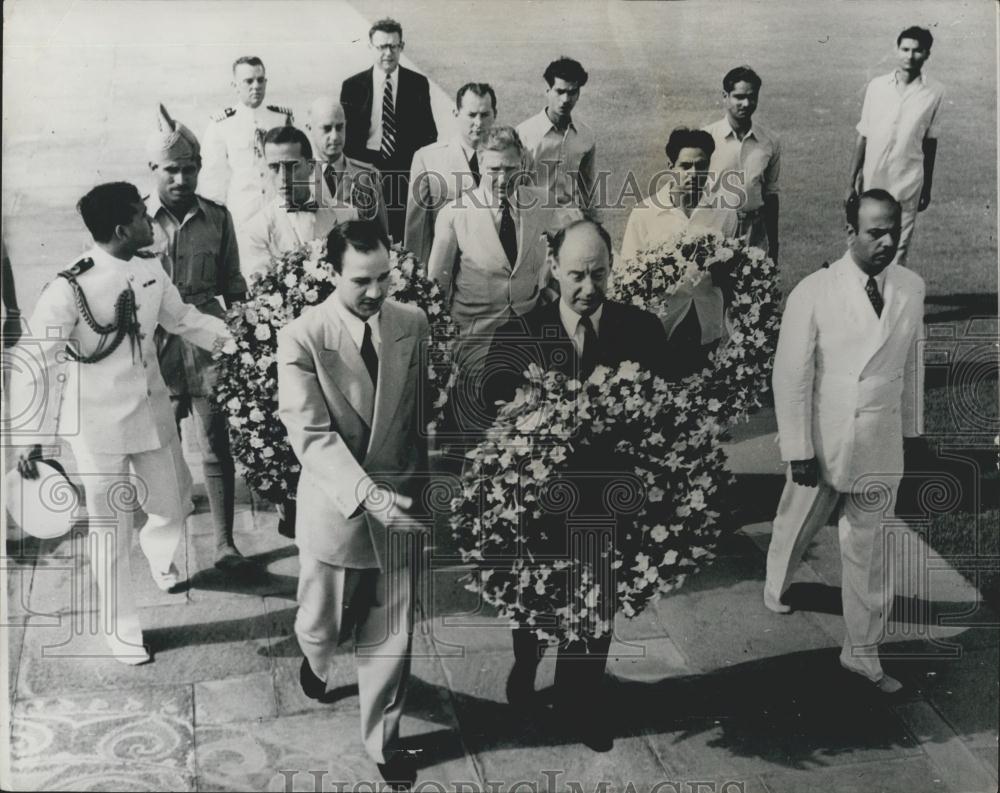 1953 Press Photo Adlai Stevenson places wreath on Mahatma Gandhi&#39;s Samadhi - Historic Images