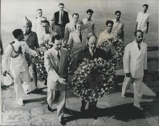 1953 Press Photo Adlai Stevenson places wreath on Mahatma Gandhi's Samadhi - Historic Images