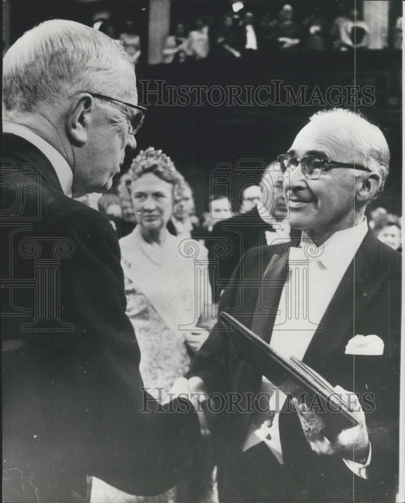 1967 Press Photo Prof. George Wald gets Nobel from King Gustav Adolf of Sweden - Historic Images