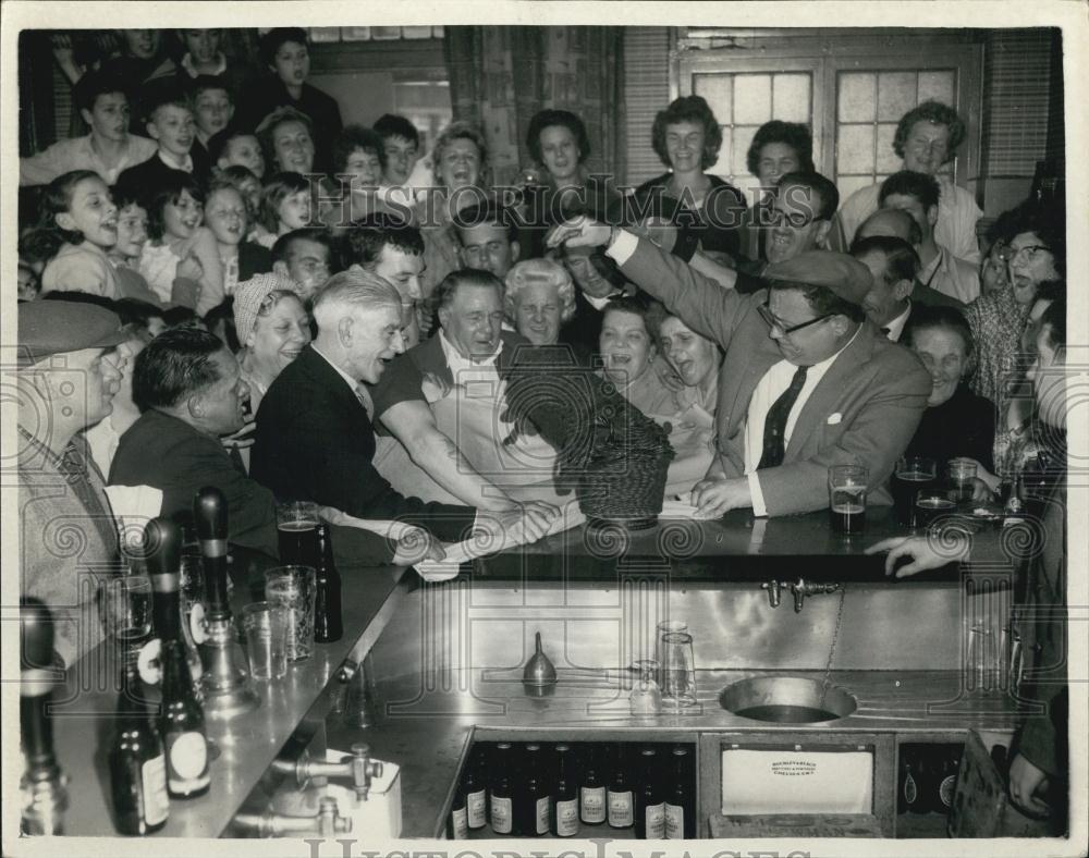 1961 Press Photo Harry Secombe Comedian Brighton Public House London Pennies - Historic Images