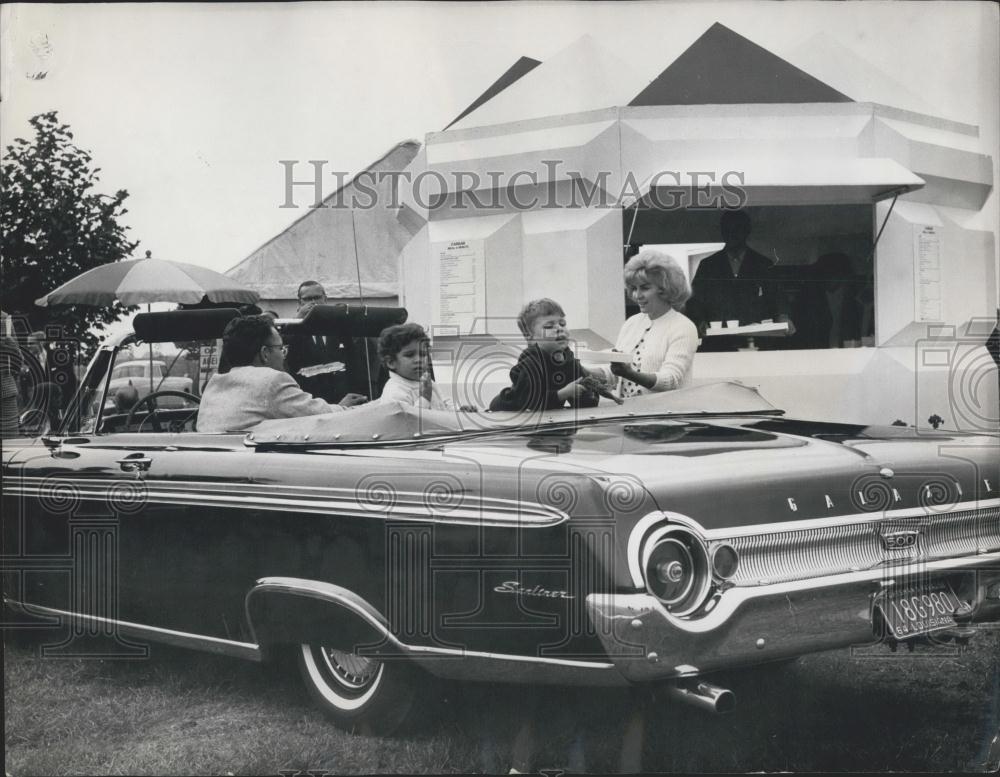1965 Press Photo Airman 1st Class John Maple Air Force With Wife Children Essex - Historic Images
