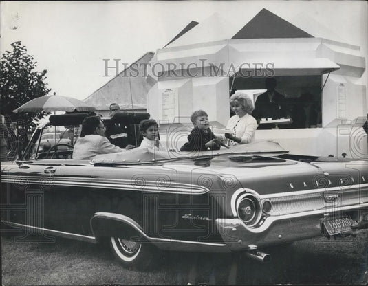 1965 Press Photo Airman 1st Class John Maple Air Force With Wife Children Essex - Historic Images