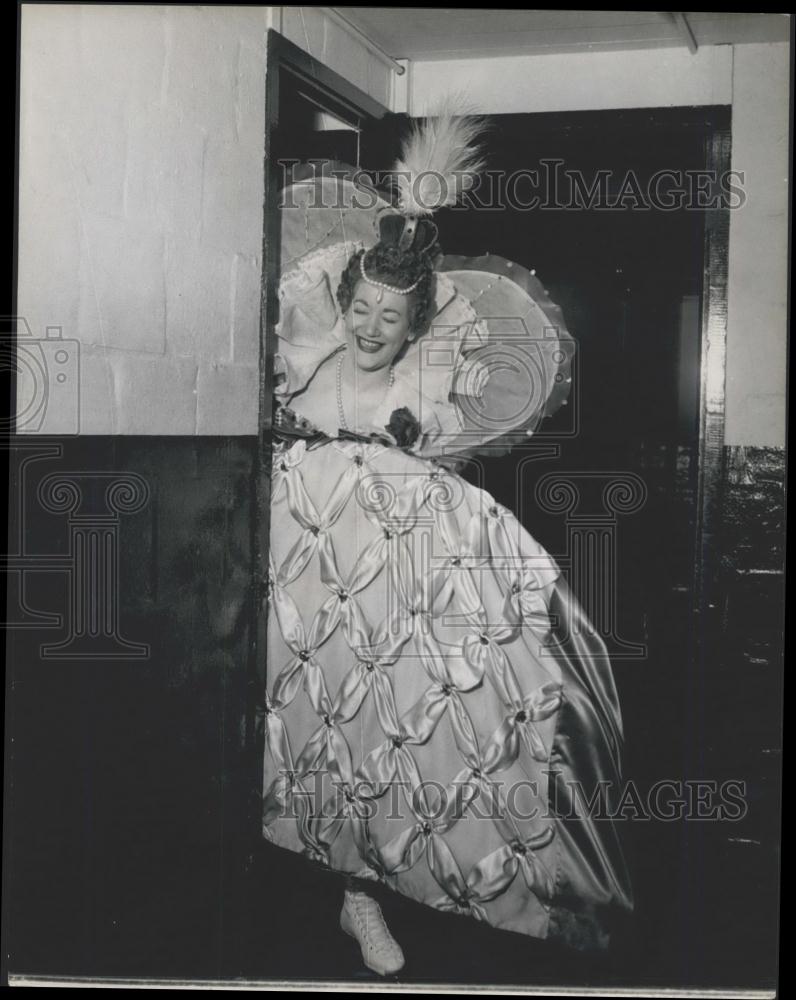 Press Photo Jo Anne Lee in the ice pantomime Sleeping Beauty&quot;&quot; - Historic Images