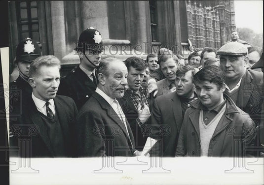 1968 Press Photo Sir Gerald Nabarro Meets With Protesting Dock Workers - Historic Images