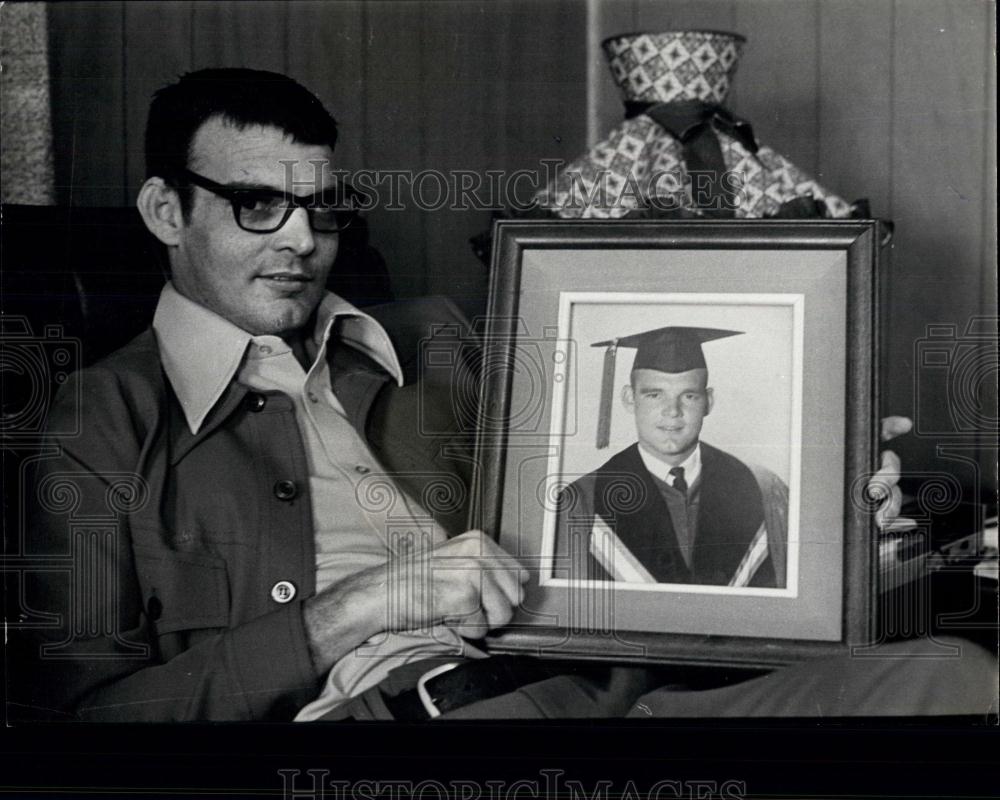 Press Photo Gene Tiggs after emerging from coma - Historic Images