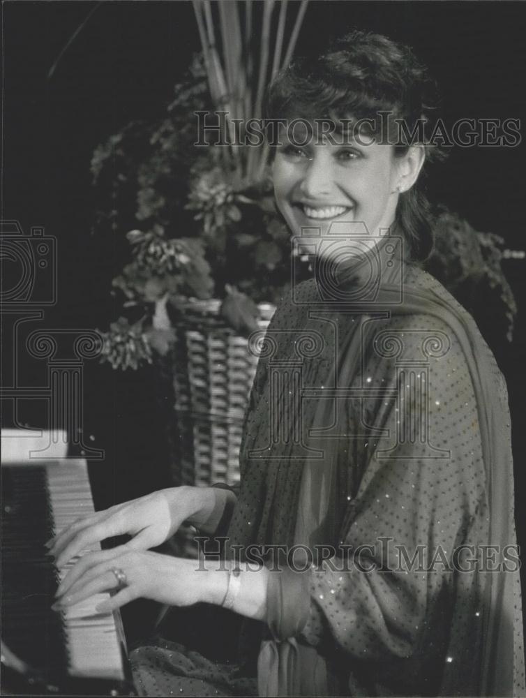 1981 Press Photo Newscaster Jan Leeming of the BBC - Historic Images