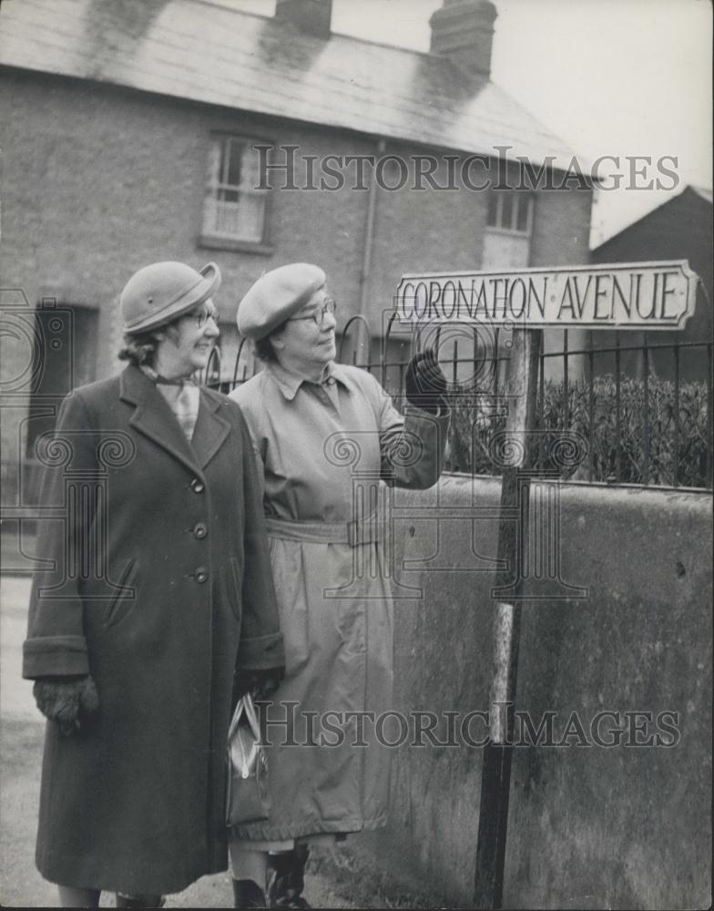 Press Photo Hilda Calver and fellow weaver Miss Lily Lee - Historic Images