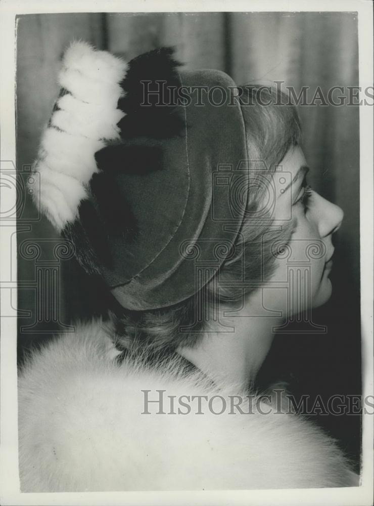 1958 Press Photo Model Helen Curtis, Hat Fashion, Richard Busvine Collection - Historic Images