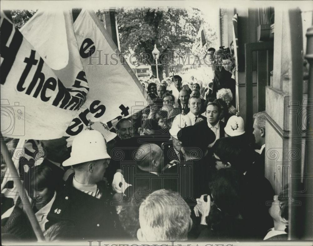 1967 Press Photo demonstrators outside Trades Union Congress - Historic Images