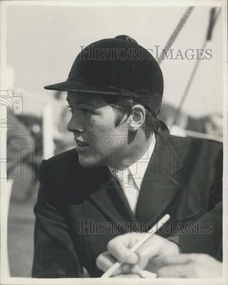 1962 Press Photo Pat Moss competes at Ascot Jumping Show - Historic Images