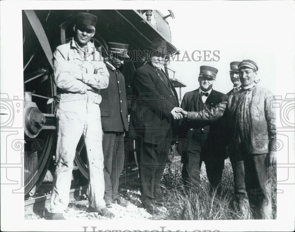 Press Photo President William Taft Poses With Train Crew - Historic Images