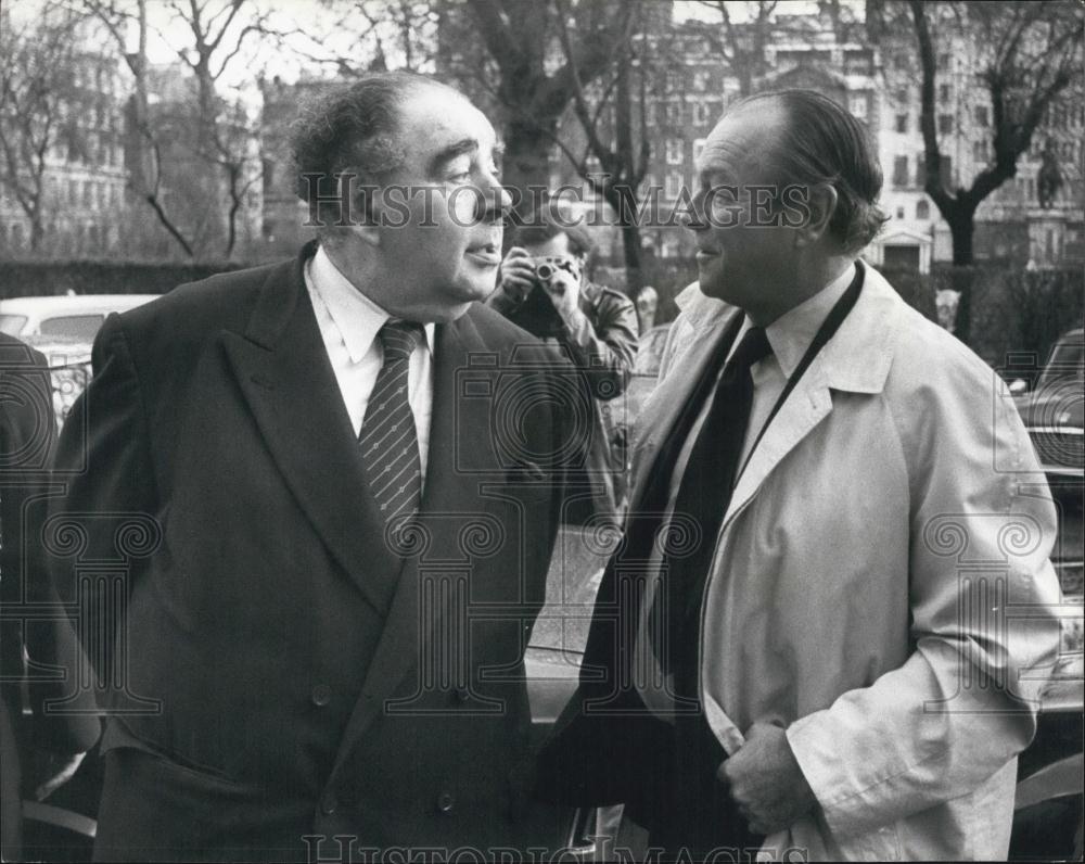 1975 Press Photo Employment Secretary Michael Fleet Meets Reps of Newspaper Ass. - Historic Images