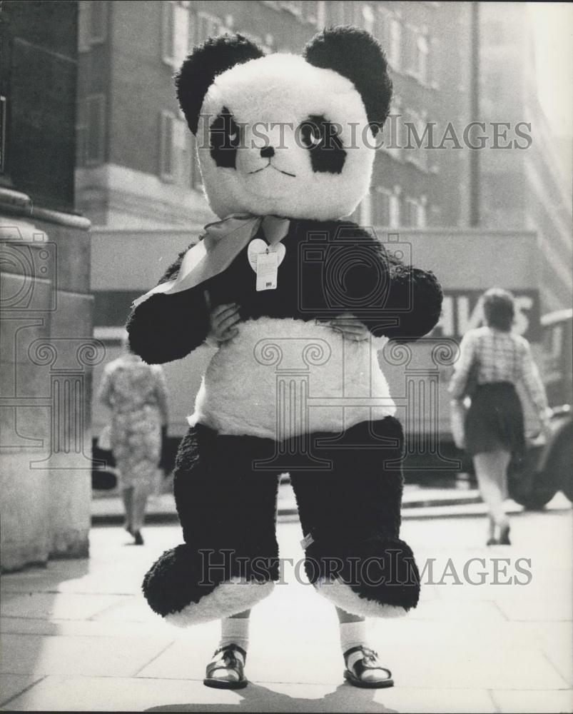 1970 Press Photo David Lewis, Panda Toy, London Toy Show - Historic Images