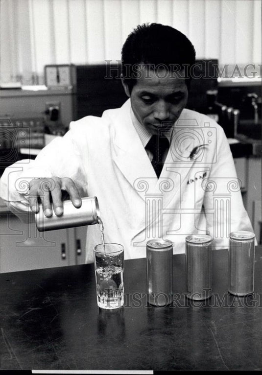 Press Photo Cans containing emergency water.for eathquakes in Japan - Historic Images