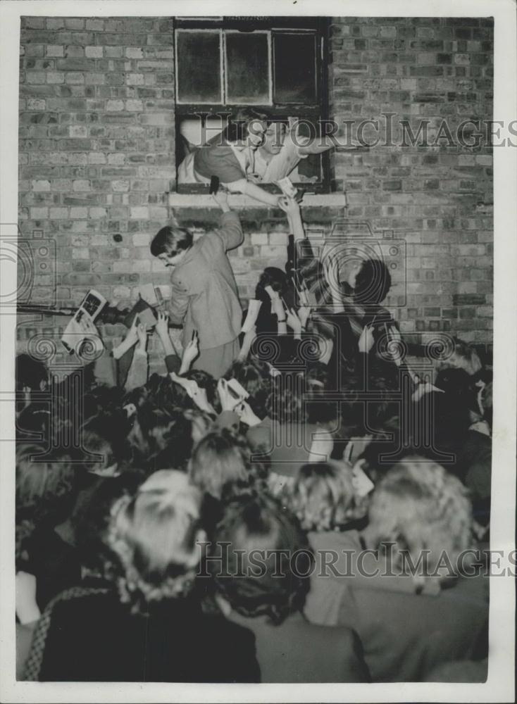 1954 Press Photo crooner, Dickie Valentine&amp;skater, Betty Flynn wave to fans - Historic Images