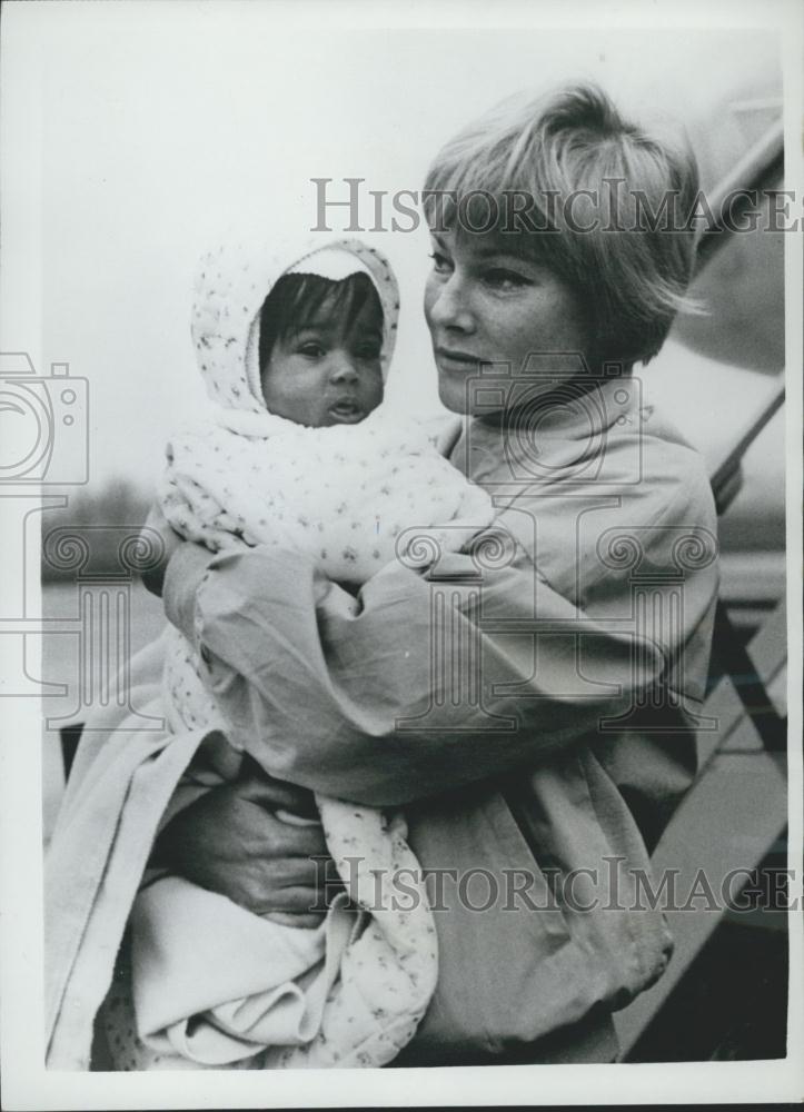 1961 Press Photo May Britt and Son of Sammy Davis, Jr - Historic Images