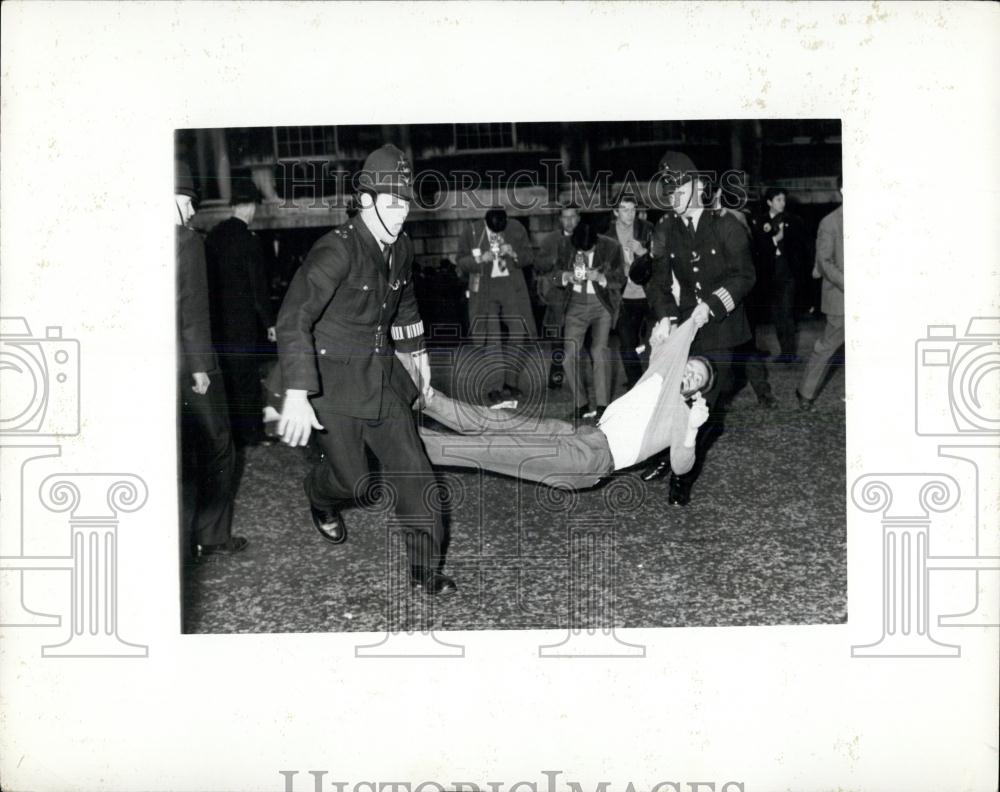 1963 Press Photo Trafalgor Square demonstrations over Greek prisoners - Historic Images