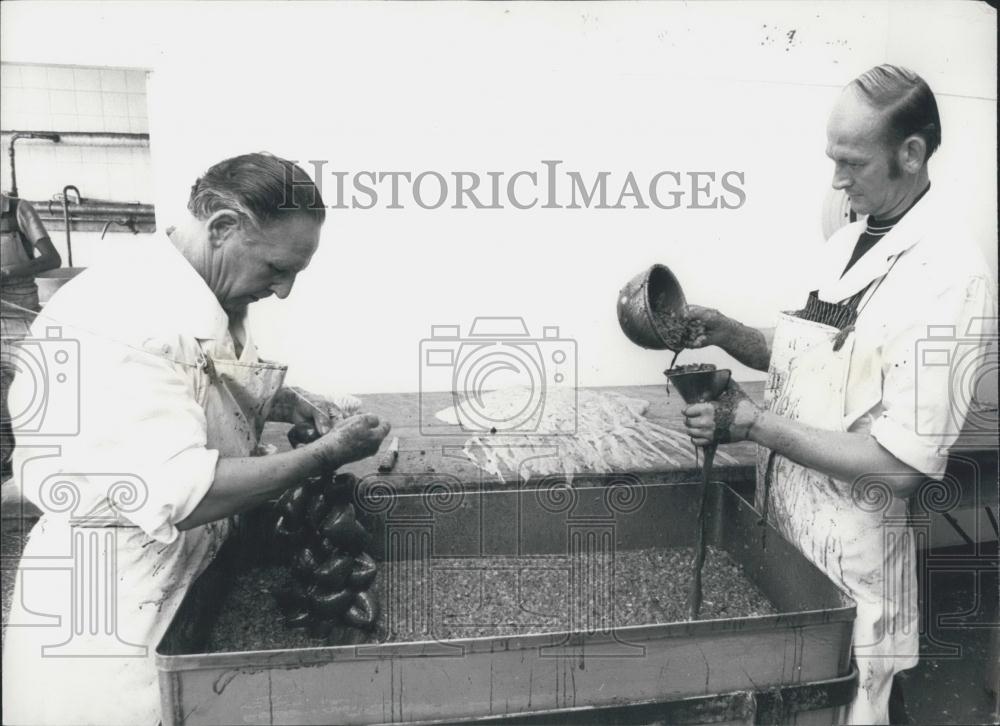 Press Photo Walter Markey Chef Preparies Puddings With Colleague Harry Potter - Historic Images