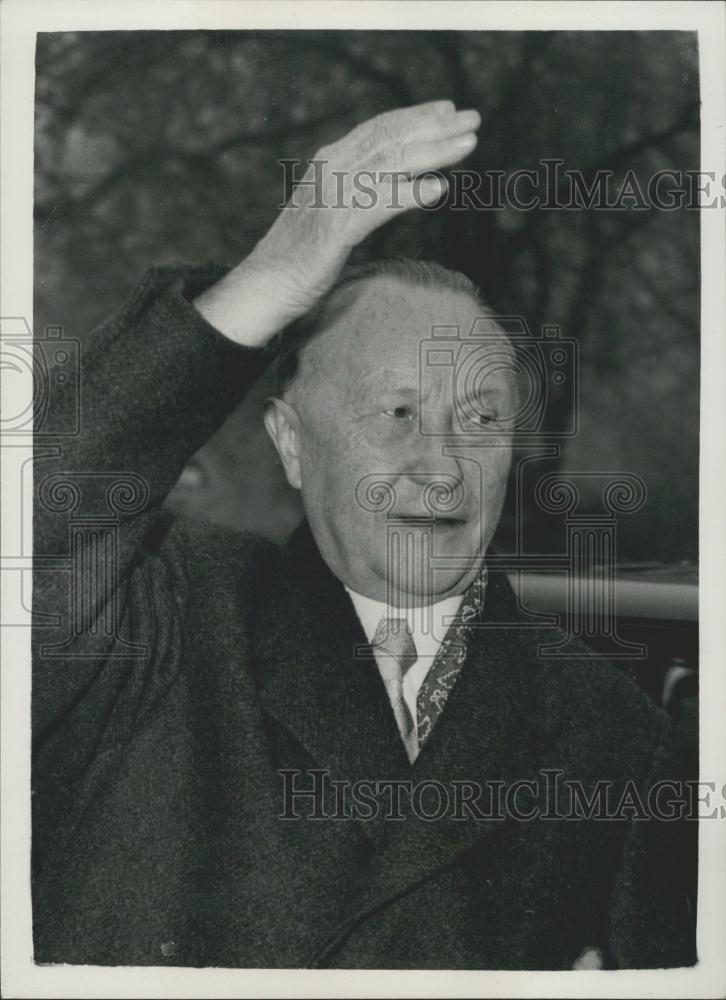 1959 Press Photo Chancellor Dr. Adenauer waves on his arrival at the Embassy - Historic Images