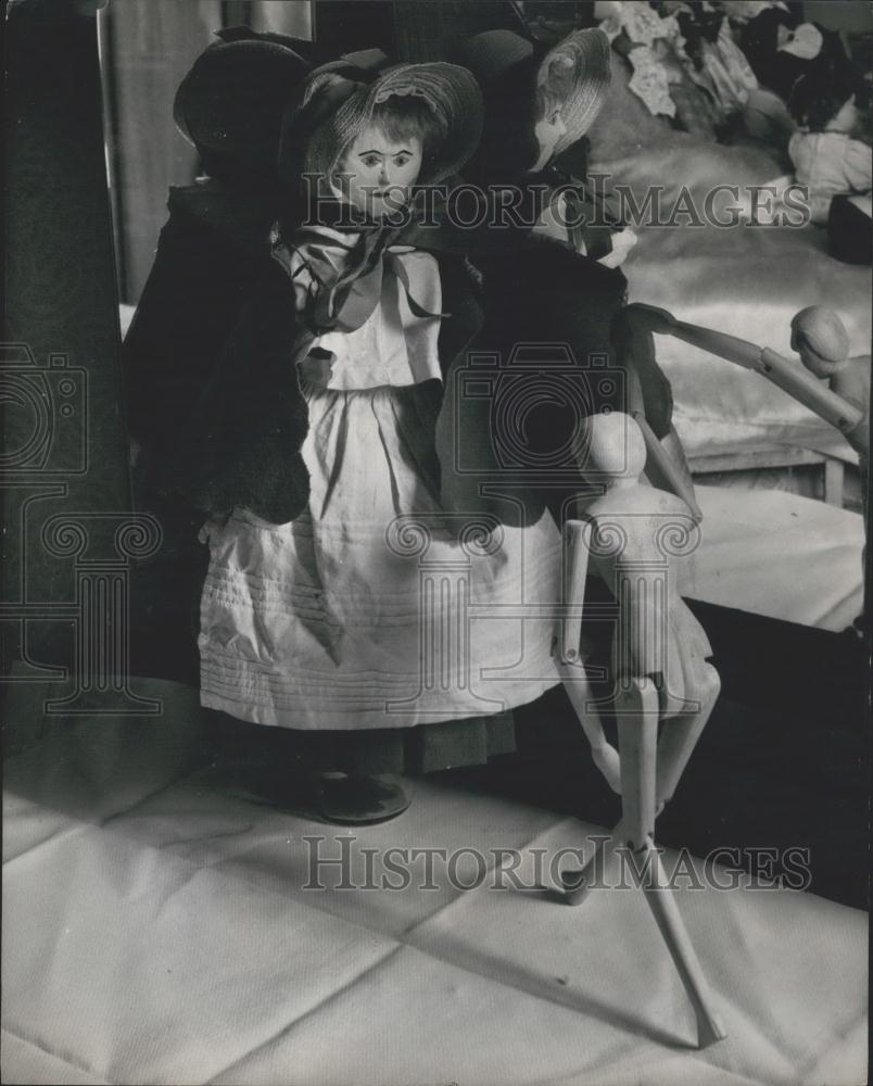 Press Photo De Clifford & Her Family of 150 Dolls - Historic Images