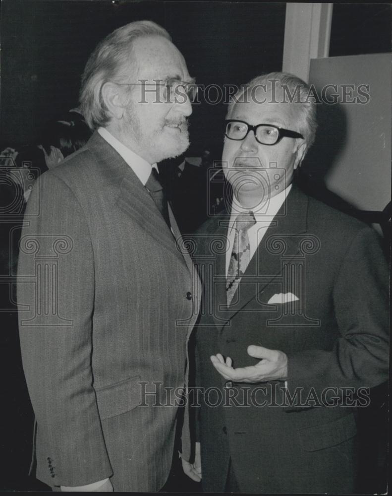 1975 Press Photo Nikolai Lunkov, The Soviet Ambassador Chats With Hugh Jenkins - Historic Images
