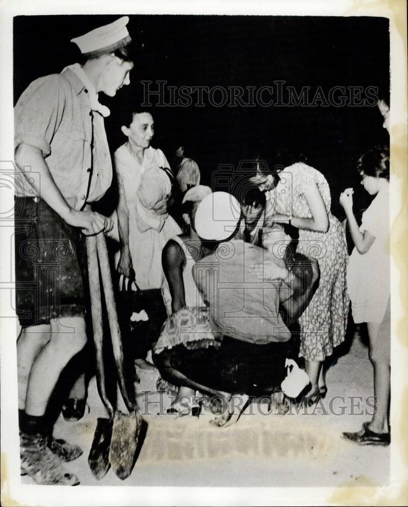 1953 Press Photo British Fleet helps Greek earthquake survivors - Historic Images