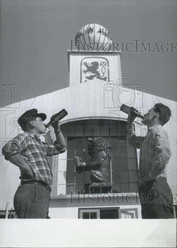 Press Photo A private October Festival - Historic Images