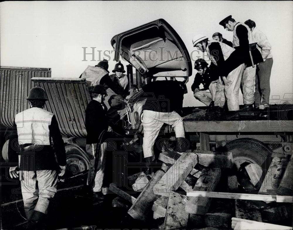 1971 Press Photo Wrecked vehicles from multiple crash on the M.I. in the fog - Historic Images